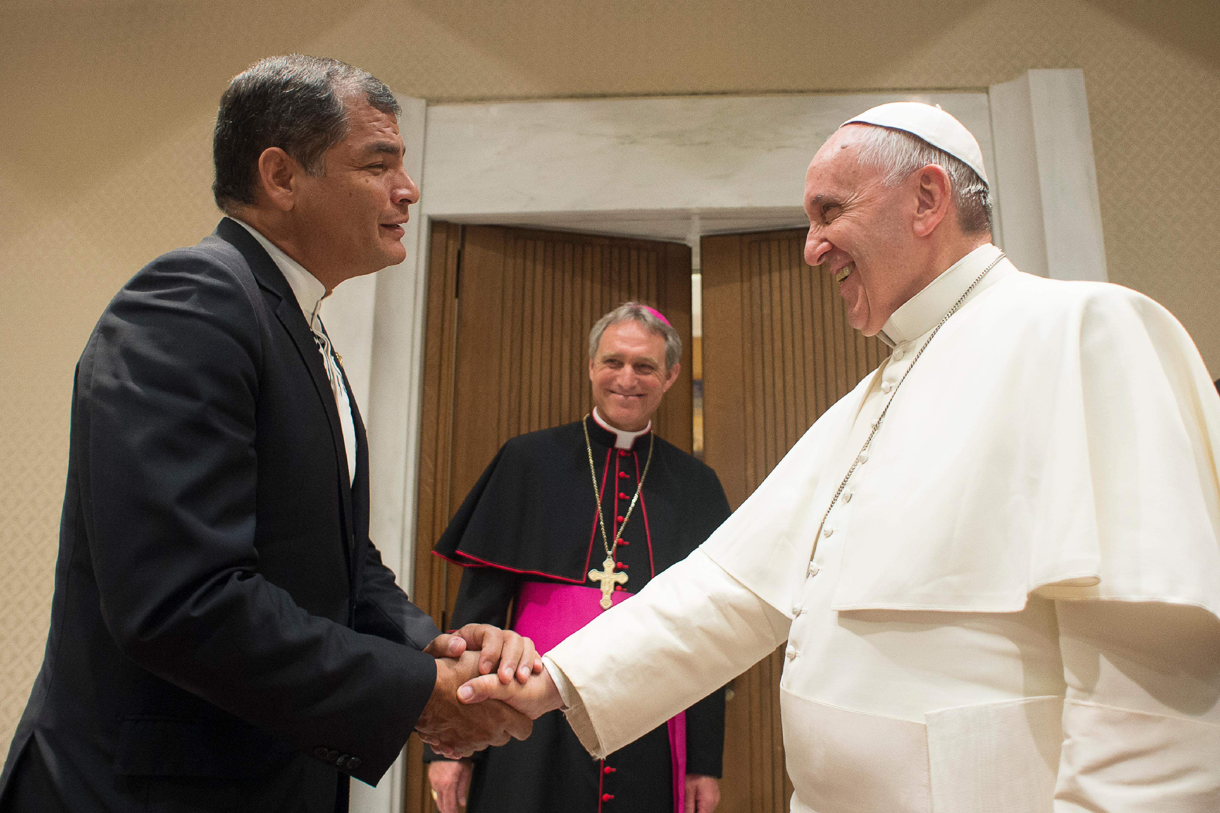 EL PAPA ENTRE CORREA Y LA OPOSICIÓN