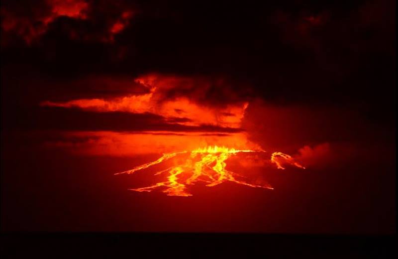 Erupciona volcán en isla Isabela