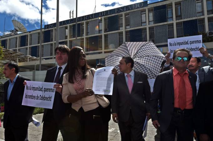 Grupos políticos piden a la Fiscalía se vincule a las investigaciones a Rafael Correa y Jorge Glas por el caso Odebrecht