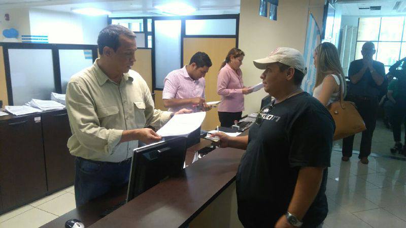 Migrantes que retornaron a Ecuador reciben certificado