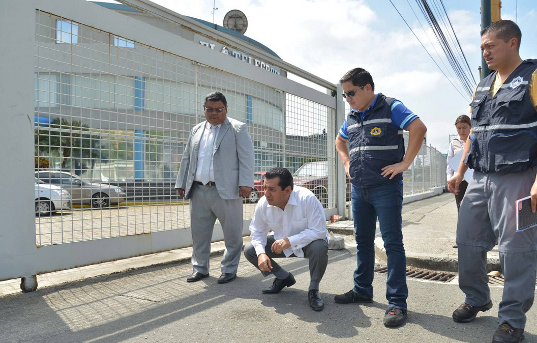 Como parte de un plan desestabilizador vincula Rafael Correa explosión de artefactos afuera de dos periódicos nacionales.