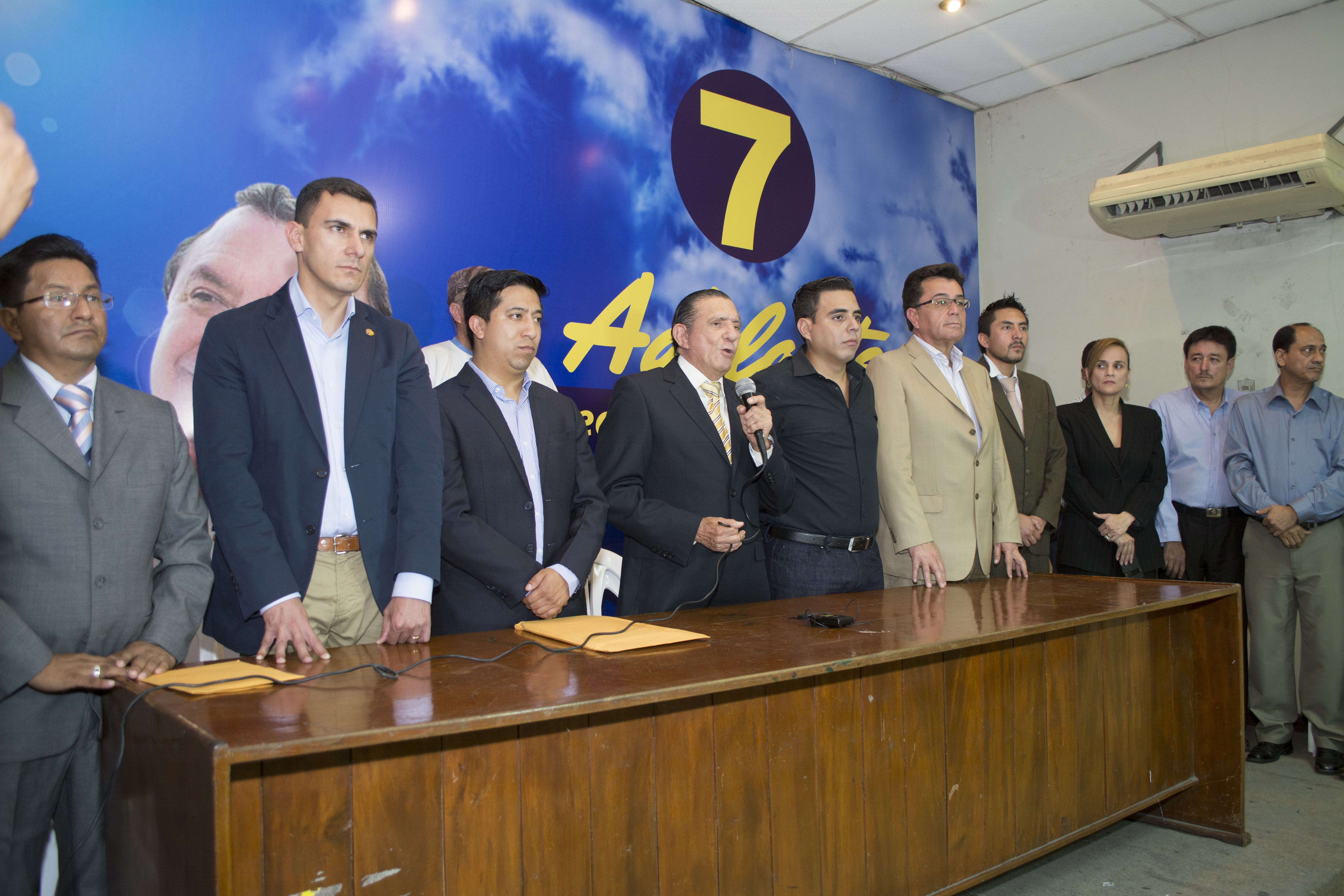 CNE ENTREGA NORMATIVA ELECTORAL A ADELANTE ECUATORIANO ADELANTE