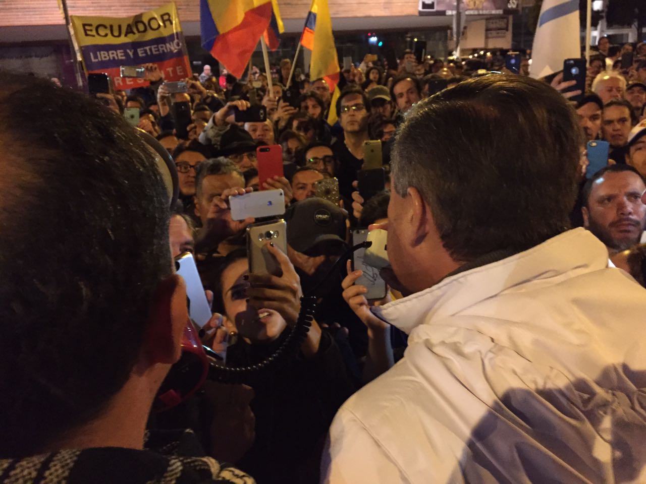 Miles se movilizan en la madrugada, en Quito y Guayaquil, alrededor del CNE