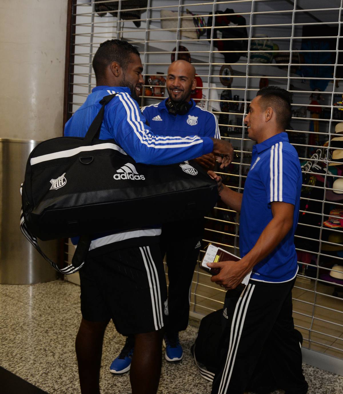 Emelec viajó a Argentina con nueva indumentaria de Adidas