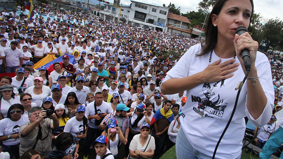 Inhabilitan a María Corina Machado por 12 meses