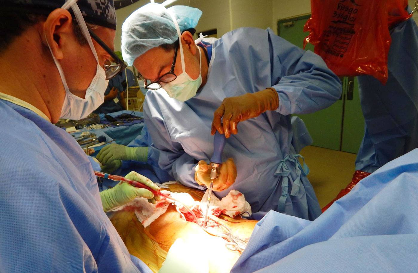 Médicos extranjeros operan columnas