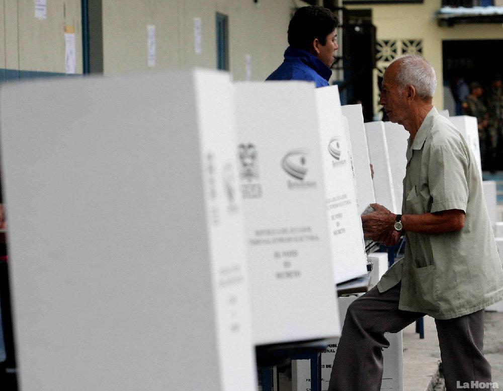 Indecisos bordean 50% a 15 días de la campaña electoral