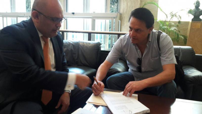 Fernando Villavicencio solicita asilo en la Cancillería de Perú