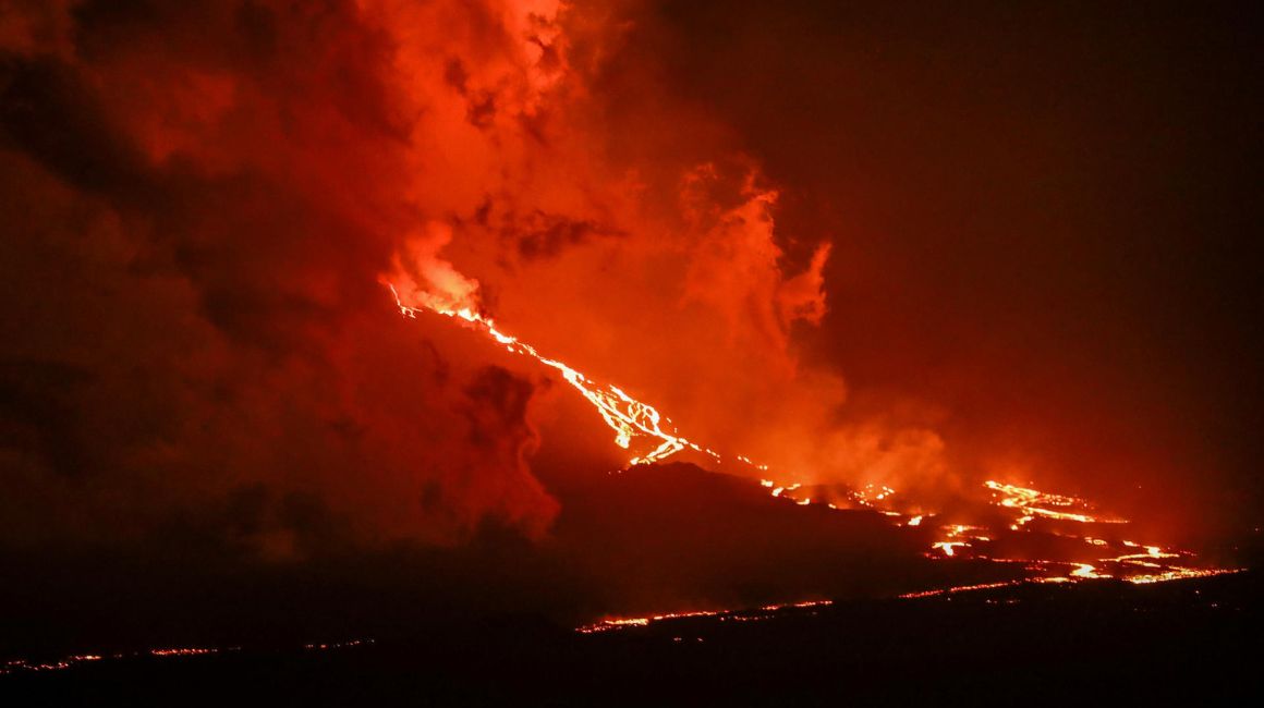revista-la-verdad-ecuador-un-largo-camino-de-lava-asi-se-ve-de-cerca-la-erupcion-del-volcan-la-cumbre-en-galapagos
